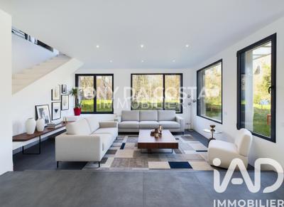 Maison - 218 m² - 8 pièces