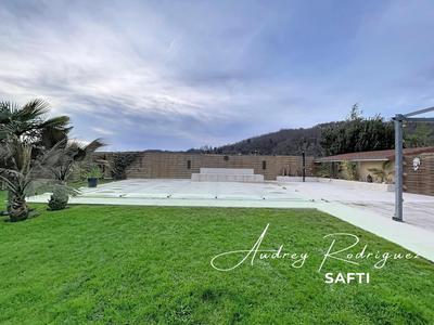 Maison - 310 m² - 11 pièces