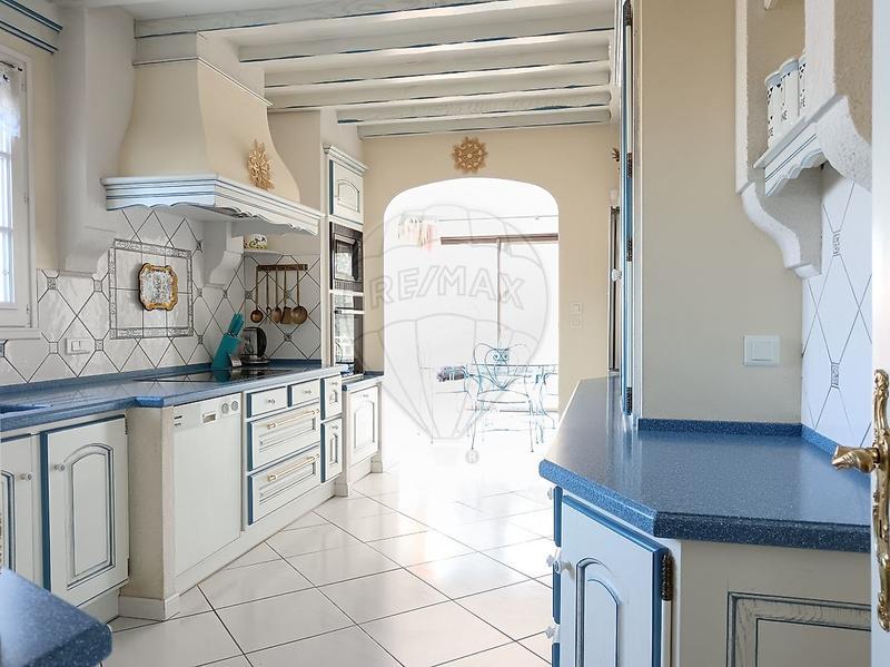 Propriété - 250 m² - 9 pièces