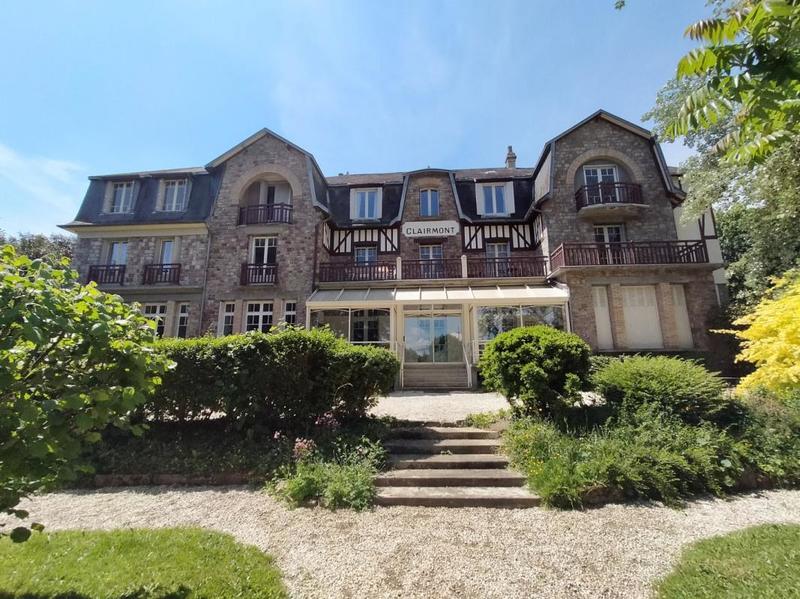 Propriété - 900 m² - 40 pièces