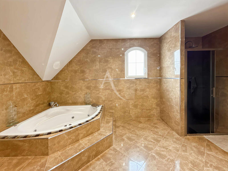 Maison - 328 m² - 8 pièces