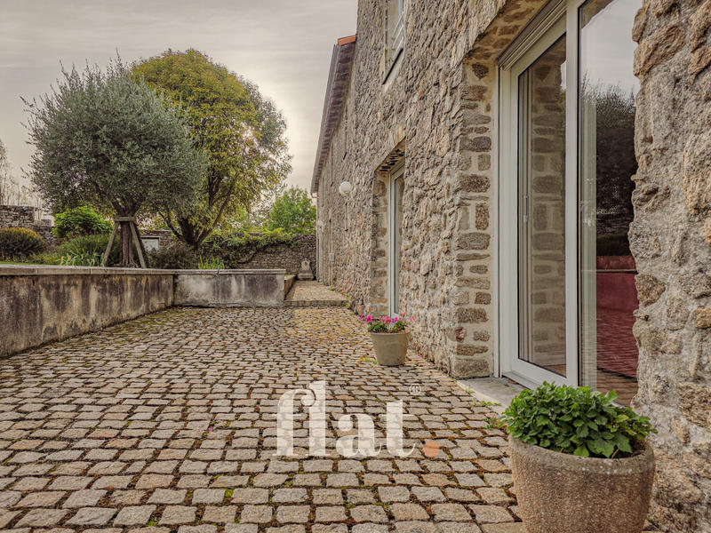 Propriété - 351 m² - 6 pièces