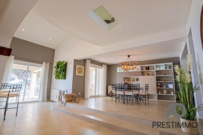 Villa - 238 m² - 6 pièces