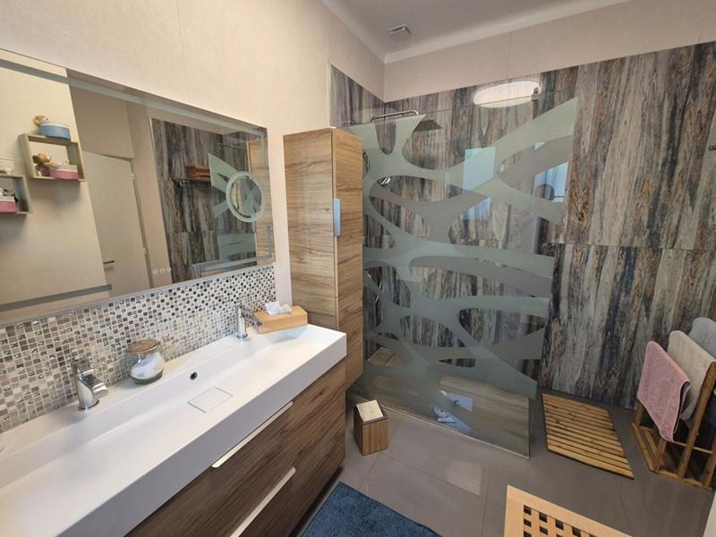 Maison - 221 m² - 7 pièces