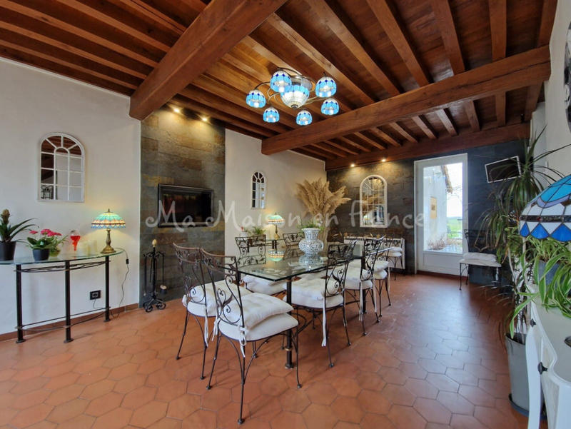 Maison - 451 m² - 12 pièces