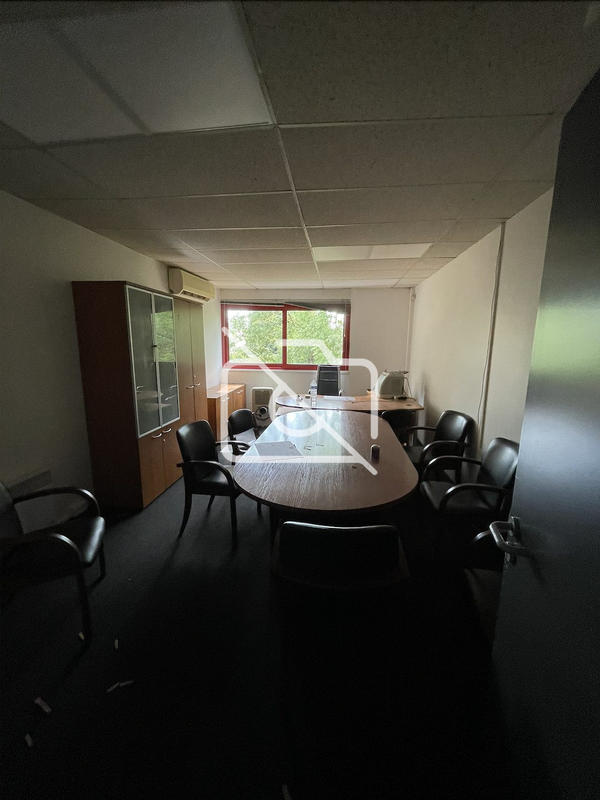 Entrepôt - 1 850 m²