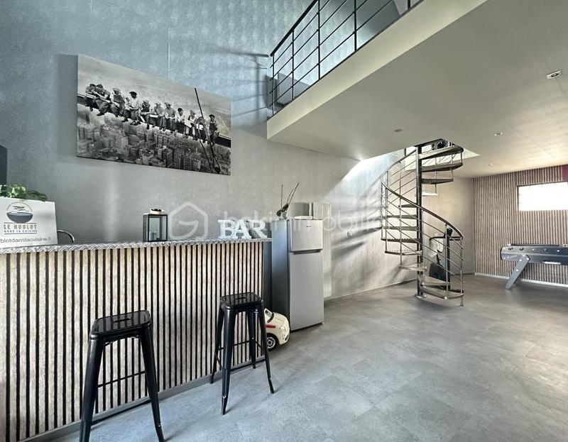 Maison - 201 m² - 6 pièces