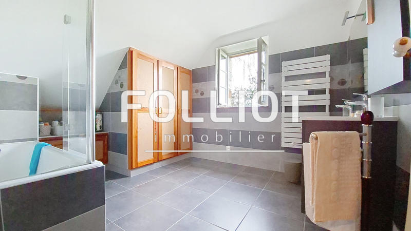 Maison - 235 m² - 10 pièces