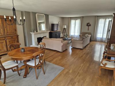 Maison - 215 m² - 8 pièces