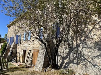 Propriété - 199 m² - 10 pièces