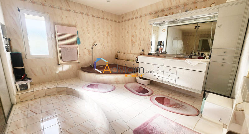 Maison - 220 m² - 8 pièces