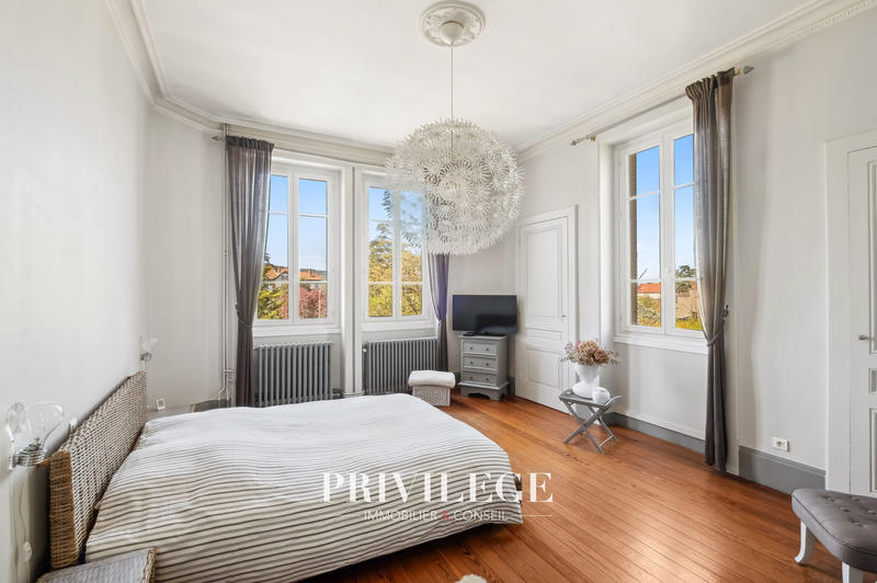 Maison - 250 m² - 8 pièces