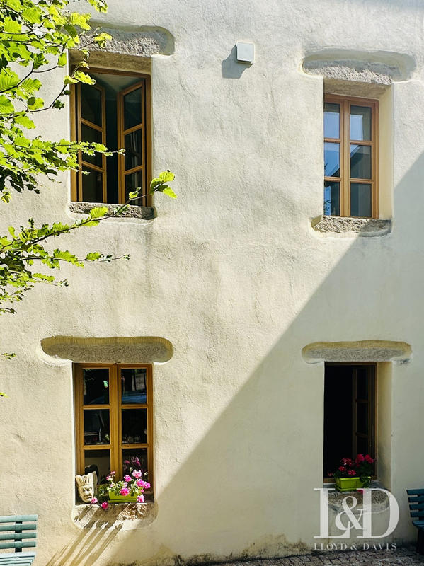 Maison - 1 200 m² - 26 pièces