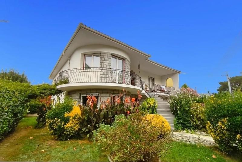 Maison - 277 m² - 6 pièces