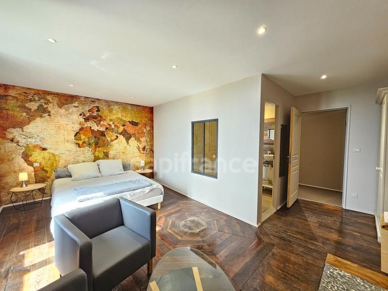 Propriété - 820 m² - 18 pièces