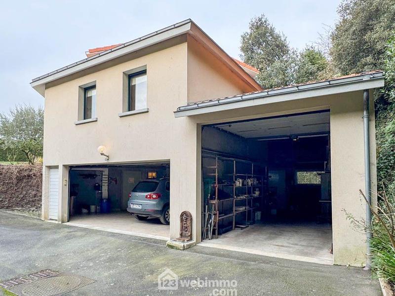 Maison - 235 m² - 8 pièces