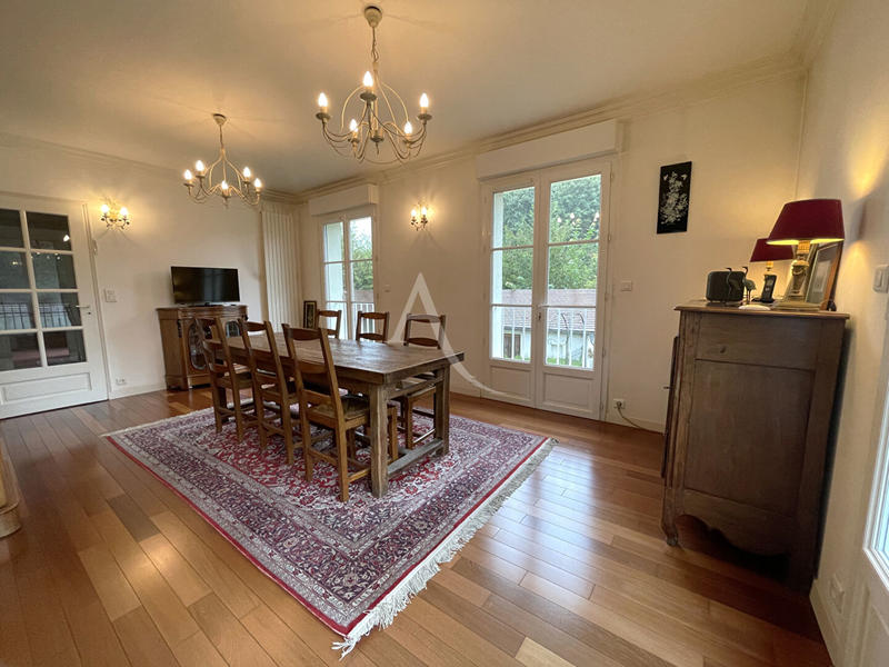 Maison - 251 m² - 8 pièces