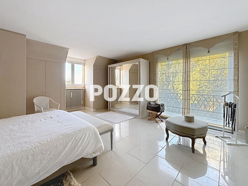 Maison - 270 m² - 10 pièces