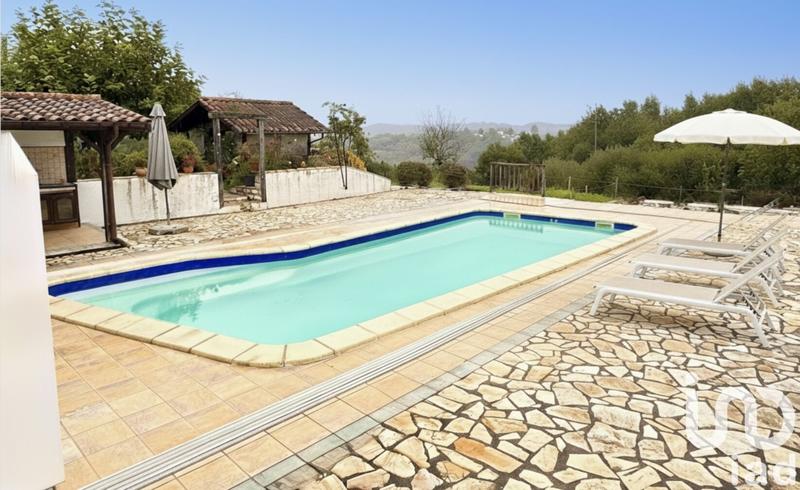 Maison - 290 m² - 9 pièces