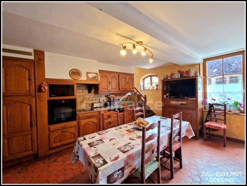 Maison - 270 m² - 9 pièces