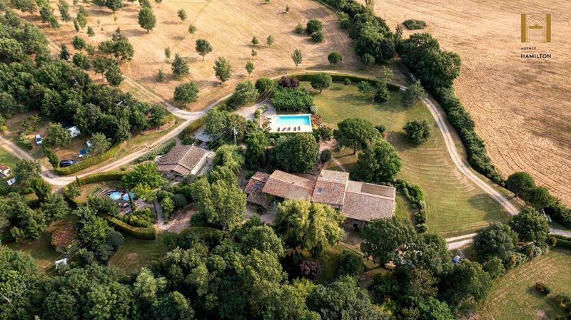 Propriété - 450 m² - 18 pièces