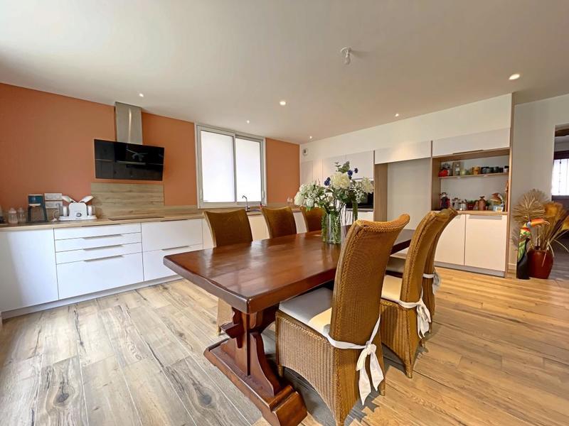 Maison - 220 m² - 6 pièces