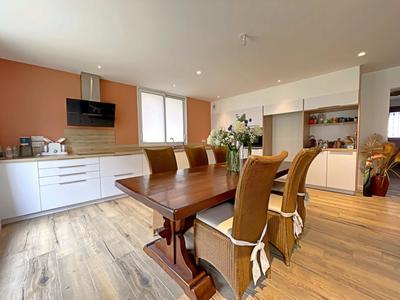 Maison - 220 m² - 6 pièces