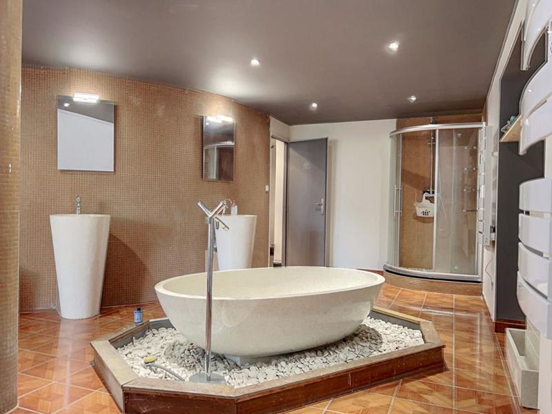 Maison - 300 m² - 9 pièces