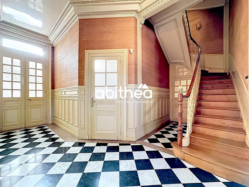 Maison - 328 m² - 10 pièces