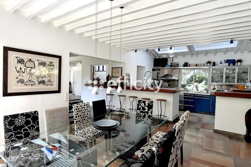 Villa - 220 m² - 8 pièces