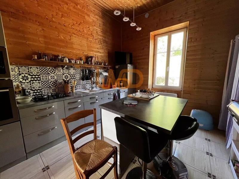 Propriété - 245 m² - 9 pièces