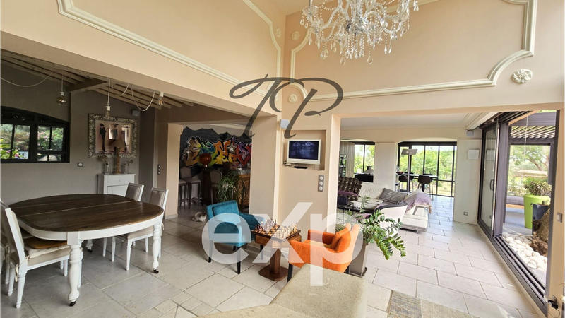 Maison - 230 m² - 7 pièces