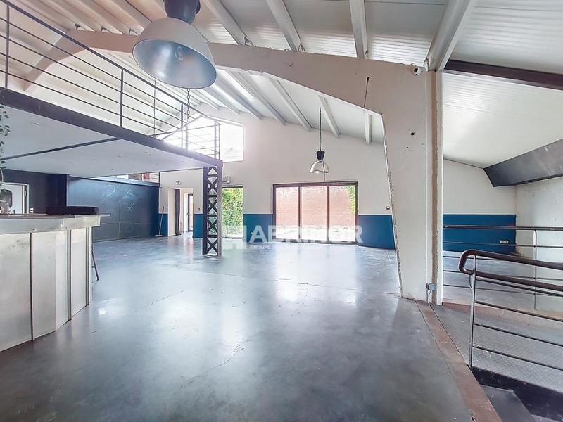 Services - 220 m² - 4 pièces