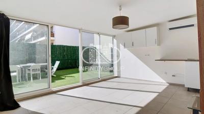 Studio - 184 m² - 8 pièces