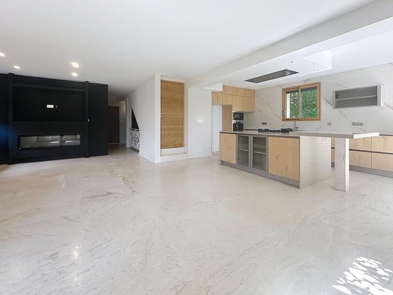 Maison - 221 m² - 6 pièces