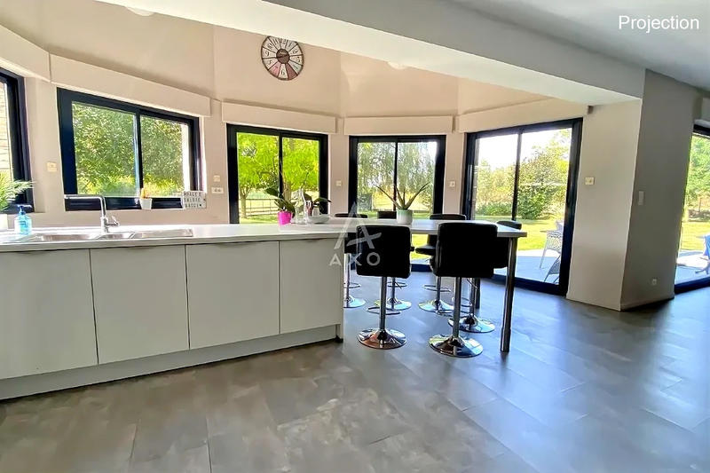 Maison - 275 m² - 8 pièces