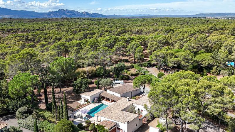 Propriété - 417 m² - 6 pièces