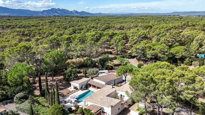 Propriété - 417 m² - 6 pièces