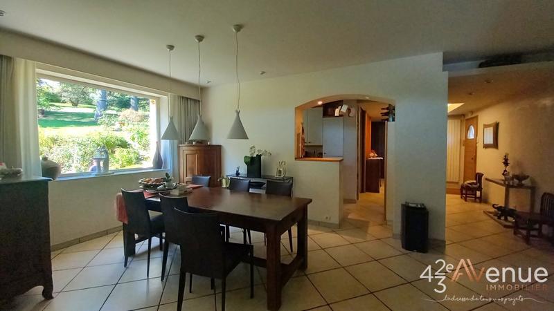 Propriété - 241 m² - 10 pièces