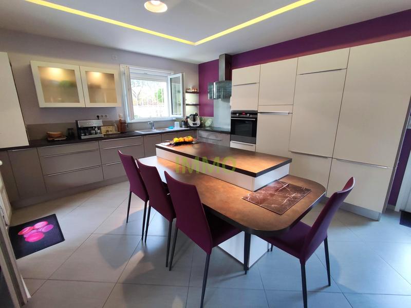 Maison - 238 m² - 8 pièces