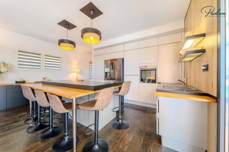 Villa - 205 m² - 6 pièces