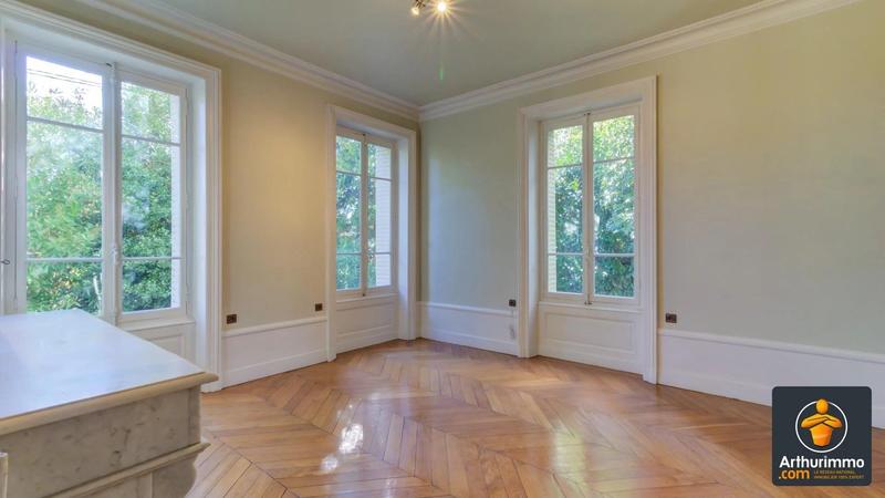 Maison - 181 m² - 9 pièces