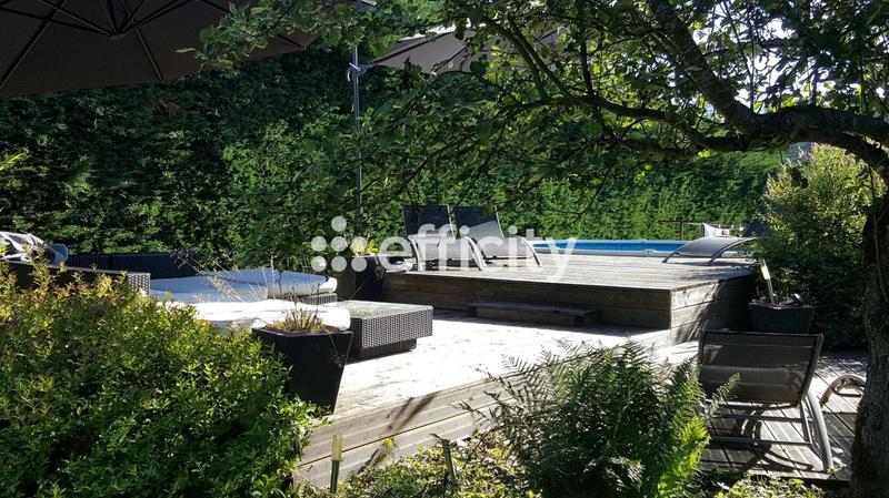 Maison - 250 m² - 8 pièces