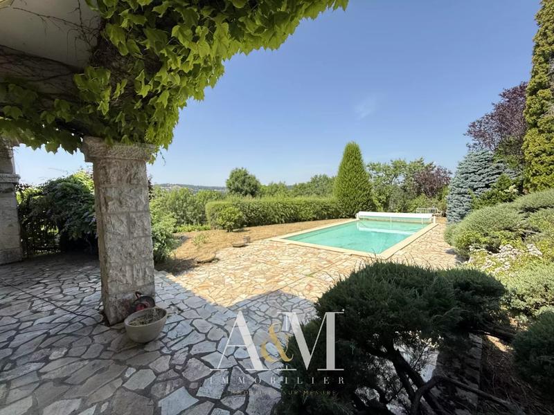 Propriété - 275 m² - 7 pièces