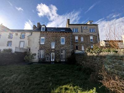 Maison - 246 m² - 7 pièces