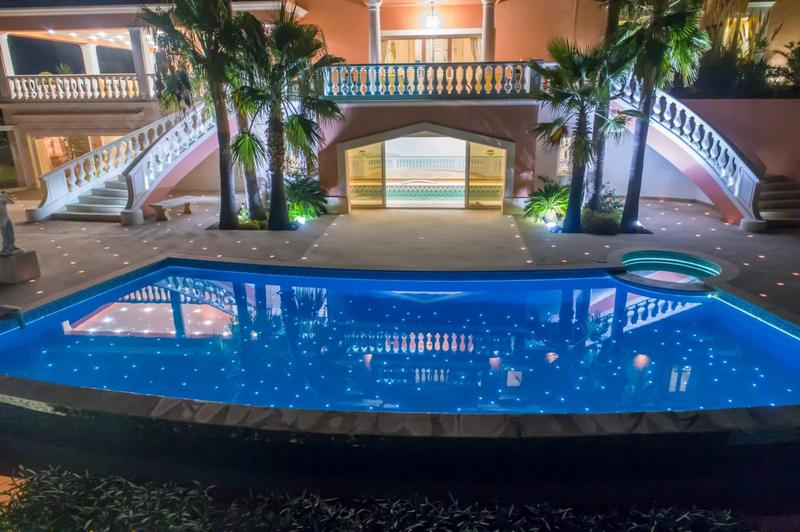 Villa - 318 m² - 8 pièces