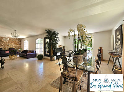 Maison - 250 m² - 8 pièces