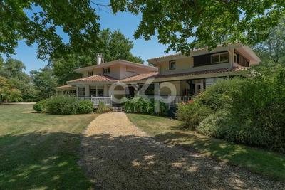 Propriété - 220 m² - 8 pièces