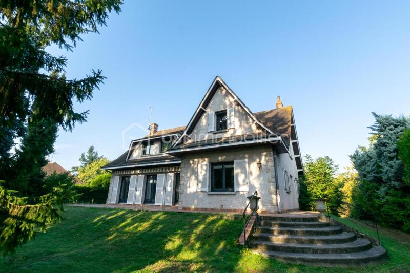 Demeure - 210 m² - 9 pièces