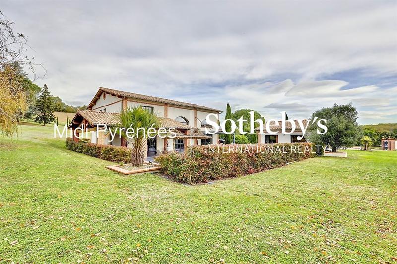 Maison - 320 m² - 9 pièces